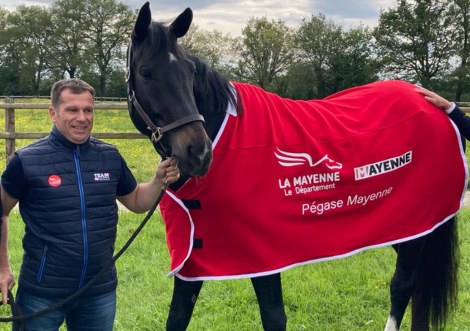 Remise de l’équipement « Team Mayenne » à l’ambassadeur sportif Paralympique Vladimir Vinchon et son cheval « Pégase – Mayenne », par le Conseil départemental de la Mayenne